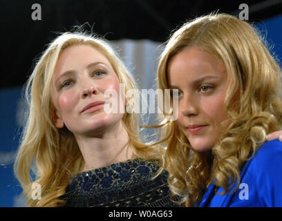 Cate Blanchett (L) und Abbie Cornish nehmen an der Toronto International Film Festival Pressekonferenz für "Elizabeth: The Golden Age" im Sutton Place Hotel in Toronto, Kanada, am 9. September 2007. (UPI Foto/Christine Kauen) Stockfoto