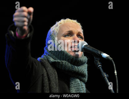 Sunshine State Sänger Aleza führt auf der Bühne am Nathan Phillips Square während der Earth Hour Feier Konzert in Toronto, Kanada, am 29. März 2008. Toronto verbindet mehrere Städte um die Welt in Ausschalten oder Dimmen der Leuchten in den Kern der Innenstadt während der Earth Hour zu helfen, das Bewusstsein über den globalen Klimawandel zu erhöhen. (UPI Foto/Christine Kauen) Stockfoto