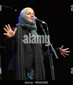 Sunshine State Sänger Aleza führt auf der Bühne am Nathan Phillips Square während der Earth Hour Feier Konzert in Toronto, Kanada, am 29. März 2008. Toronto verbindet mehrere Städte um die Welt in Ausschalten oder Dimmen der Leuchten in den Kern der Innenstadt während der Earth Hour zu helfen, das Bewusstsein über den globalen Klimawandel zu erhöhen. (UPI Foto/Christine Kauen) Stockfoto