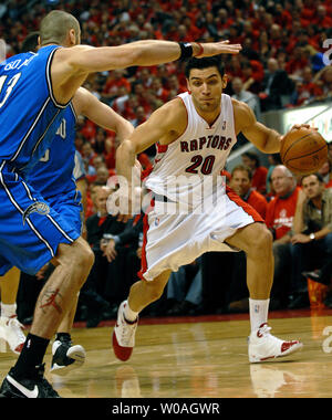 Toronto Raptors' Carlos Delfino (R) Laufwerke als Orlando Magic Marcin Gortat im dritten Quartal Wirkung von Spiel 3 ihrer Endspiel-Reihe im Air Canada Centre in Toronto, Kanada, am 24. April 2008 verteidigt. Die Raptors besiegten die Magic 108-94. (UPI Foto/Christine Kauen) Stockfoto