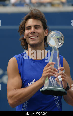 Rafael Nadal hält die Rogers Cup Trophäe nach dem Sieg über die Deutschen Nicolas Kiefer 6-3, 6-2 in singles final in der Rexall Tennis Center in Toronto, Kanada, am 27. Juli 2008. (UPI Foto/Christine Kauen) Stockfoto