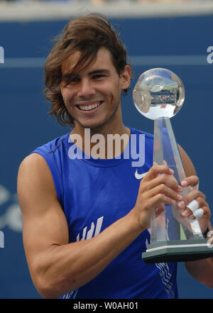 Rafael Nadal hält die Rogers Cup Trophäe nach dem Sieg über die Deutschen Nicolas Kiefer 6-3, 6-2 in singles final in der Rexall Tennis Center in Toronto, Kanada, am 27. Juli 2008. (UPI Foto/Christine Kauen) Stockfoto