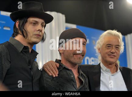(L-R)-Gitarristen Jack White von den White Stripes, U2 Der Kante und Led Zeppelins Jimmy Page das Toronto International Film Festival Pressekonferenz teilnehmen" kann es laut' im Sutton Place Hotel in Toronto, Kanada, am 6. September 2008. (UPI Foto/Christine Kauen) Stockfoto