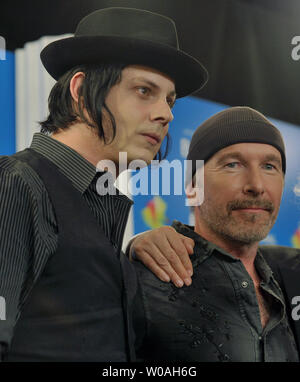 Die Gitarristen Jack White (L) von den White Stripes und U2 von der Kante an der Toronto International Film Festival Pressekonferenz für "Es könnte laut' im Sutton Place Hotel in Toronto, Kanada, am 6. September 2008. (UPI Foto/Christine Kauen) Stockfoto