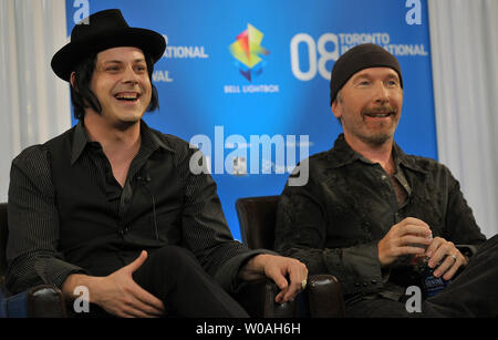 Jack White von den White Stripes und U2 des Rand (R) Bereich Fragen von Journalisten auf dem Toronto International Film Festival Pressekonferenz für "Kann es laut' im Sutton Place Hotel in Toronto, Kanada, am 6. September 2008. (UPI Foto/Christine Kauen) Stockfoto