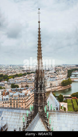 Panoramablick über Paris und Seine vom Dach der Kathedrale Notre Dame, Frankreich. Trübes Wetter. Herbst. Stockfoto