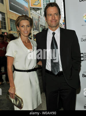 Schauspieler Greg Kinnear (R) und seine Frau Helen Besuchen die Premiere von "Flash Of Genius" an der Elgin Theater während der Toronto International Film Festival in Toronto, Kanada, am 7. September 2008. (UPI Foto/Christine Kauen) Stockfoto