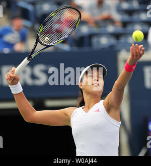 Serbiens Ana Ivanovic wird gesetzt auf Magdalena Rybarikova während des zweiten Tages des Rogers Cup zu dienen singles Aktion in der Rexall Mitte in Toronto, Kanada, am 18. August 2009. Die 11th-seeded Ivanovic auf ging zu besiegen Rybarikova 2-6, 6-3, 6-2. UPI/Christine Kauen Stockfoto