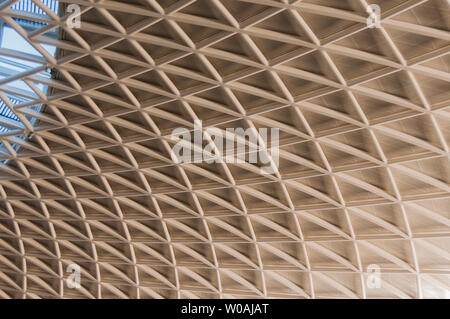 LONDON, UK, 22. JANUAR 2011: Detail der einzigartigen Decke des Londoner King's Cross St. Pancras Station Stockfoto