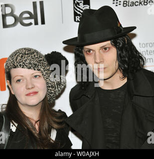 White Stripes' Jack und Meg White kommen für die Weltpremiere der Dokumentarfilm "Der weiße Streifen: Unter Great White Northern Lights" während des Toronto International Film Festival in der Elgin Theatre in Toronto, Kanada, am 18. September 2009. UPI/Christine Kauen Stockfoto