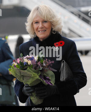 Camilla Parker Bowles, die Herzogin von Cornwall, Spaziergänge auf dem Asphalt, wie sie und ihr Ehemann Prinz Charles bei Pearson International Airport in Toronto, Kanada, am 4. November 2009 ankommen. Das königliche Paar sind auf einer 11-tägigen Reise durch Kanada. UPI/Christine Kauen Stockfoto