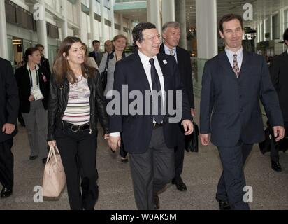 José Manuel Barroso, Präsident der Europäischen Kommission, (C) kommt beim Toronto International Airport die G-8 und G-20-Gipfeln in Huntsville und Toronto, Ontario am 24. Juni 2010 zu besuchen. UPI/Salvadore Sacco Stockfoto