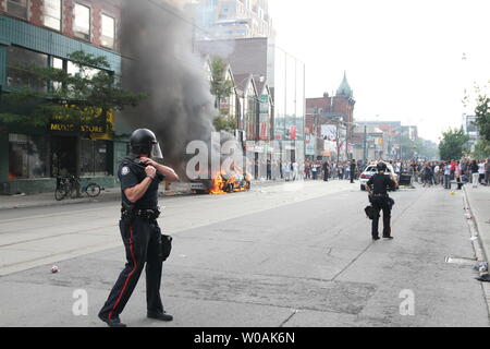 Eine große Anti-G 8, G 20 Nachmittag Protestmarsch in kleinere umherziehenden Gruppen, in denen eine zersplitterte aus Torched mindestens vier Polizei Kreuzer auch dieses in der Nähe der Spadina Avenue und der Queen Street West, Toronto, Ontario, 26. Juni 2010 abgestellt. UPI/Joel Barnes Stockfoto