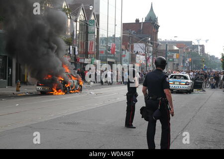 Eine große Anti-G 8, G 20 Nachmittag Protestmarsch in kleinere umherziehenden Gruppen, in denen eine zersplitterte aus Torched mindestens vier Polizei Kreuzer auch dieses in der Nähe der Spadina Avenue und der Queen Street West, Toronto, Ontario, 26. Juni 2010 abgestellt. UPI/Joel Barnes Stockfoto