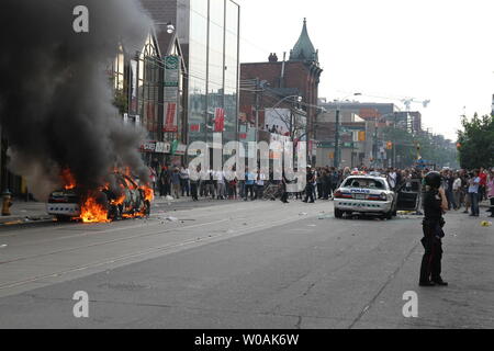 Eine große Anti-G 8, G 20 Nachmittag Protestmarsch in kleinere umherziehenden Gruppen, in denen eine zersplitterte aus Torched mindestens vier Polizei Kreuzer auch dieses in der Nähe der Spadina Avenue und der Queen Street West, Toronto, Ontario, 26. Juni 2010 abgestellt. UPI/Joel Barnes Stockfoto