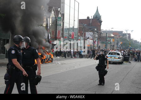 Eine große Anti-G 8, G 20 Nachmittag Protestmarsch in kleinere umherziehenden Gruppen, in denen eine zersplitterte aus Torched mindestens vier Polizei Kreuzer auch dieses in der Nähe der Spadina Avenue und der Queen Street West, Toronto, Ontario, 26. Juni 2010 abgestellt. UPI/Joel Barnes Stockfoto