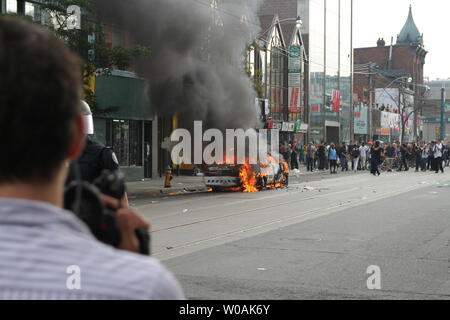 Eine große Anti-G 8, G 20 Nachmittag Protestmarsch in kleinere umherziehenden Gruppen, in denen eine zersplitterte aus Torched mindestens vier Polizei Kreuzer auch dieses in der Nähe der Spadina Avenue und der Queen Street West, Toronto, Ontario, 26. Juni 2010 abgestellt. UPI/Joel Barnes Stockfoto