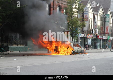 Eine große Anti-G 8, G 20 Nachmittag Protestmarsch in kleinere umherziehenden Gruppen, in denen eine zersplitterte aus Torched mindestens vier Polizei Kreuzer auch dieses in der Nähe der Spadina Avenue und der Queen Street West, Toronto, Ontario, 26. Juni 2010 abgestellt. UPI/Joel Barnes Stockfoto