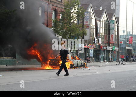 Eine große Anti-G 8, G 20 Nachmittag Protestmarsch in kleinere umherziehenden Gruppen, in denen eine zersplitterte aus Torched mindestens vier Polizei Kreuzer auch dieses in der Nähe der Spadina Avenue und der Queen Street West, Toronto, Ontario, 26. Juni 2010 abgestellt. UPI/Joel Barnes Stockfoto
