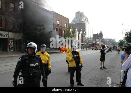 Eine große Anti-G 8, G 20 Nachmittag Protestmarsch in kleinere umherziehenden Gruppen, in denen eine zersplitterte aus Torched mindestens vier Polizei Kreuzer auch dieses in der Nähe der Spadina Avenue und der Queen Street West, Toronto, Ontario, 26. Juni 2010 abgestellt. UPI/Joel Barnes Stockfoto