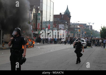 Eine große Anti-G 8, G 20 Nachmittag Protestmarsch in kleinere umherziehenden Gruppen, in denen eine zersplitterte aus Torched mindestens vier Polizei Kreuzer auch dieses in der Nähe der Spadina Avenue und der Queen Street West, Toronto, Ontario, 26. Juni 2010 abgestellt. UPI/Joel Barnes Stockfoto