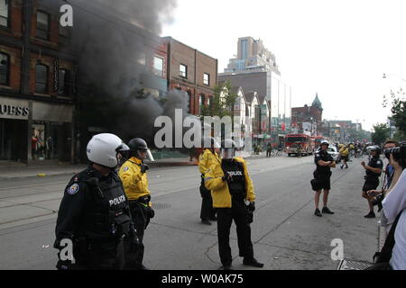 Eine große Anti-G 8, G 20 Nachmittag Protestmarsch in kleinere umherziehenden Gruppen, in denen eine zersplitterte aus Torched mindestens vier Polizei Kreuzer auch dieses in der Nähe der Spadina Avenue und der Queen Street West, Toronto, Ontario, 26. Juni 2010 abgestellt. UPI/Joel Barnes Stockfoto