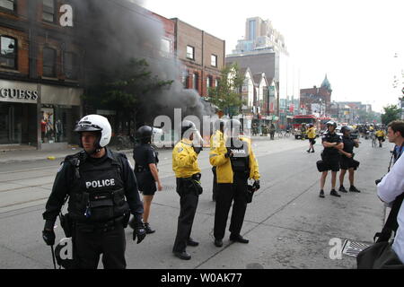 Eine große Anti-G 8, G 20 Nachmittag Protestmarsch in kleinere umherziehenden Gruppen, in denen eine zersplitterte aus Torched mindestens vier Polizei Kreuzer auch dieses in der Nähe der Spadina Avenue und der Queen Street West, Toronto, Ontario, 26. Juni 2010 abgestellt. UPI/Joel Barnes Stockfoto
