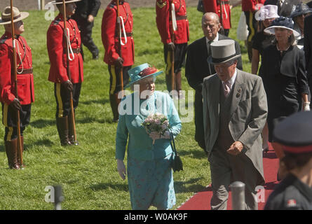 Woodbine Entertainment Group Präsident, David Wilmot escorts Großbritanniens Königin Elizabeth in der Königsloge, als sie und Prinz Philip an Woodbine Racetrack für das Queen's Plate Stakes Pferderennen in der Nähe von Toronto, Ontario, 4. Juli 2010 eingehen. Die Queen und Prinz Philip sind am Tag sieben ihrer neun Tag Royal Tour durch Kanada. UPI/Heinz Ruckemann Stockfoto