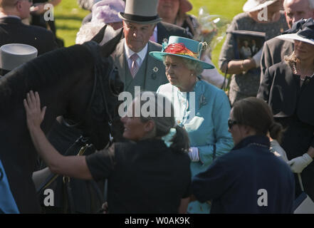 Woodbine Entertainment Group Präsident David Wilmot (L.) Escorts Großbritanniens Königin Elizabeth der Stronach Stables Pferd zu sehen, Mobilisierer in den Ring an Woodbine Racetrack während der Königin Plate Stakes Pferderennen in der Nähe von Toronto, Ontario, 4. Juli 2010. Die Queen und Prinz Philip sind am Tag sieben ihrer neun Tag Royal Tour durch Kanada. UPI/Heinz Ruckemann Stockfoto