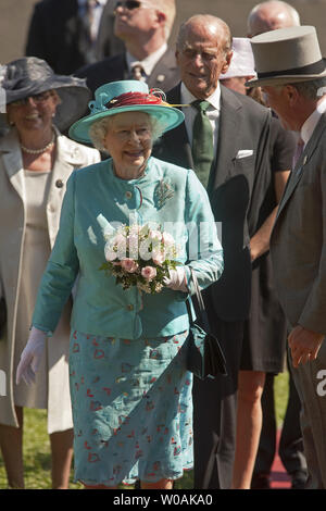 Woodbine Entertainment Group Präsident David Wilmot (R.) Escorts Großbritanniens Königin Elizabeth in der Königsloge, als sie und Prinz Philip an Woodbine Racetrack für das Queen's Plate Stakes Pferderennen in der Nähe von Toronto, Ontario, 4. Juli 2010 eingehen. Die Queen und Prinz Philip sind am Tag sieben ihrer neun Tag Royal Tour durch Kanada. UPI/Heinz Ruckemann Stockfoto