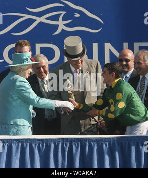 Woodbine Entertainment Group Präsident David Wilmot hält die Siegertrophäe wie den Queen's Plate Stakes gewinnendes Jockey Eurico Da Silva schüttelt die Hand des Großbritanniens Königin Elizabeth in den Siegern bei Woodbine Race Track in der Nähe von Toronto, Ontario, 4. Juli 2010. Die Queen und Prinz Philip sind am Tag sieben ihrer neun Tag Royal Tour durch Kanada. UPI/Heinz Ruckemann Stockfoto