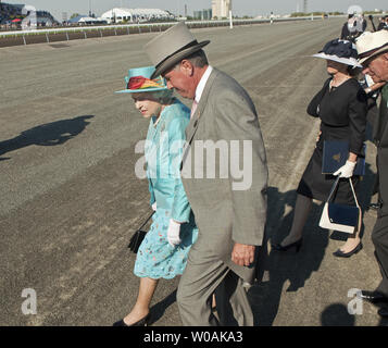 Woodbine Entertainment Group Präsident David Wilmot escorts Großbritanniens Königin Elisabeth als Sie und Prinz Philip Woodbine Racetrack für das Queen's Plate Stakes Pferderennen in der Nähe von Toronto, Ontario, 4. Juli 2010 ab. Die Queen und Prinz Philip sind am Tag sieben ihrer neun Tag Royal Tour durch Kanada. UPI/Heinz Ruckemann Stockfoto