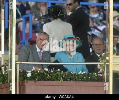 Woodbine Entertainment Group Präsident David Wilmot (L.), Großbritanniens Queen Elizabeth und Prinz Philip sitzen sie in der Königsloge, nachdem sie und Prinz Philip an Woodbine Racetrack für das Queen's Plate Stakes Pferderennen in der Nähe von Toronto, Ontario, 4. Juli 2010 eingehen. Die Queen und Prinz Philip sind am Tag sieben ihrer neun Tag Royal Tour durch Kanada. UPI/Heinz Ruckemann Stockfoto