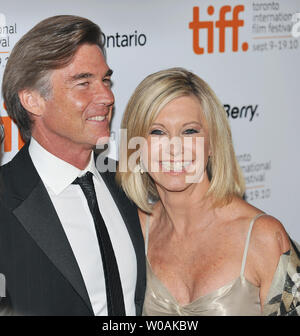 Sänger und Schauspieler Olivia Newton John und ihr Ehemann John easterling kommen für die weltpremiere Gala der Kern: eine Hockey Musical 'Roy Thomson Hall auf öffnung Nacht des Toronto International Film Festival in Toronto, Kanada, am 9. September 2010. (UPI Foto/Christine Kauen) Stockfoto