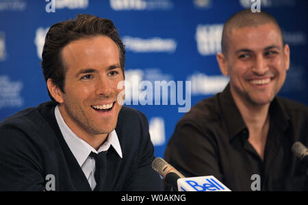 Schauspieler Ryan Reynolds (L) und Direktor Rodrigo Cortes Feld Fragen der Presse auf dem Toronto International Film Festival Pressekonferenz für'' im Hyatt Regency Hotel in Toronto, Kanada, am 13. September 2010 begraben. UPI/Christine Kauen Stockfoto