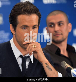 Schauspieler Ryan Reynolds (L) und Direktor Rodrigo Cortes besuchen das Toronto International Film Festival Pressekonferenz für "im Hyatt Regency Hotel in Toronto, Kanada, am 13. September 2010 begraben". UPI/Christine Kauen Stockfoto