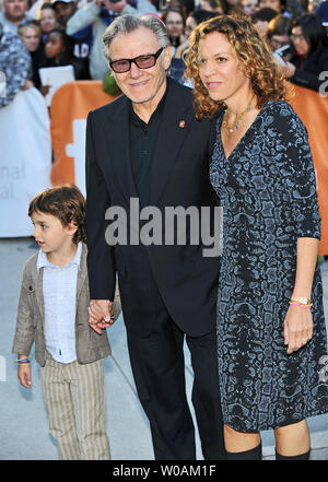 Harvey Keitel, Frau Daphna Kastner (R) und Sohn Roman Keitel (L) kommen für die Gala Premiere von "hat einen Leitfaden für Anfänger für Endings' an Roy Thomson Hall während des Toronto International Film Festival in Toronto, Kanada, am 17. September 2010. UPI/Christine Kauen Stockfoto