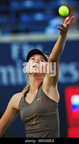 Russlands Maria Sharapova serviert während ihrer zweiten Runde Spiel gegen Serbien Bojana Jovanovski in Rogers Schale singles Aktion in der Rexall Mitte in Toronto, Kanada, am 10. August 2011. Sharapova besiegt Jovanovski 6-1, 7-5. UPI/Christine Kauen Stockfoto