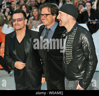 Regisseur Davis Guggenheim (Mitte) und U2's Bono (L) und der Kante kommen für die weltpremiere Gala der "Vom Himmel herab" bei Roy Thomson Hall auf öffnung Nacht des Toronto International Film Festival in Toronto, Kanada, am 8. September 2011. UPI/Christine Kauen Stockfoto