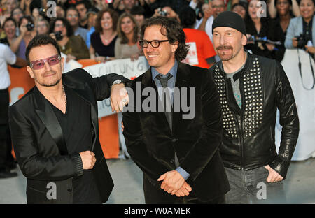 Regisseur Davis Guggenheim (Mitte) und U2's Bono (L) und der Kante kommen für die weltpremiere Gala der "Vom Himmel herab" bei Roy Thomson Hall auf öffnung Nacht des Toronto International Film Festival in Toronto, Kanada, am 8. September 2011. UPI/Christine Kauen Stockfoto