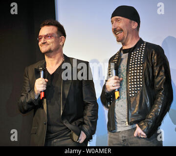 U2's Bono (L) und der Kante an der Weltpremiere Galavorstellung von 'Vom Himmel' bei Roy Thomson Hall auf öffnung Nacht des Toronto International Film Festival in Toronto, Kanada, am 8. September 2011. UPI/Christine Kauen Stockfoto