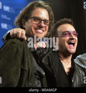 U2's Bono und Regisseur Davis Guggenheim nehmen an der 'Vom Himmel' Pressekonferenz im TIFF Bell Lightbox während des Toronto International Film Festival in Toronto, Kanada, am 9. September 2011. UPI/Christine Kauen Stockfoto