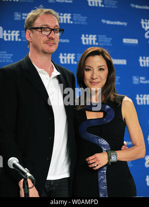 Darsteller Michelle Yeoh (R) und David Thewlis eine Pressekonferenz für "Die Frau" in der TIFF Bell Lightbox während des Toronto International Film Festival in Toronto, Kanada, am 12. September 2011 teil. UPI/Christine Kauen. Stockfoto