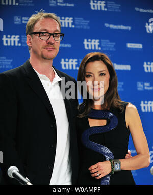 Darsteller Michelle Yeoh (R) und David Thewlis eine Pressekonferenz für "Die Frau" in der TIFF Bell Lightbox während des Toronto International Film Festival in Toronto, Kanada, am 12. September 2011 teil. UPI/Christine Kauen Stockfoto