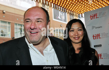 Schauspieler James Gandolfini und seine Frau Deborah Lin kommen für die Weltpremiere von "Violett & Daisy' an der Elgin Theater während der Toronto International Film Festival in Toronto, Kanada, am 15. September 2011. UPI/Christine Kauen Stockfoto