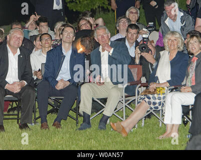 Prinz Charles sitzt mit seiner Frau Camilla, Herzogin von Cornwall, Ontario Premier Dalton McGuinty und Toronto Bürgermeister Rob Ford (L) wie sie Victoria Day Feuerwerk in der Bucht Ashbridges in Toronto, Ontario am Mai 21, 2012 Watch nach einem Treffen mit Mitgliedern der Ontario Notdienste und ihre Familien während der zweiten Etappe ihrer Royal Tour 2012 nach Kanada Teil des Queen Elizabeth Diamond Jubiläum feiern. UPI Foto/Heinz Ruckemann Stockfoto