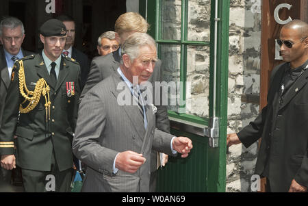 Prinz Charles verlässt die Regierung von Ontario Empfang im historischen Distillery District in Toronto, Ontario am 22. Mai 2012 während der zweiten Etappe der Royal Tour 2012 nach Kanada Teil des Queen Elizabeth Diamond Jubiläum feiern. UPI/Heinz Ruckemann Stockfoto