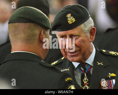 Prinz Charles spricht mit einem Mitglied der Ehrengarde während einer 1812 Commemorative militärischen Muster am Fort York Zeughaus in Toronto, Kanada, am 22. Mai 2012. Der Prinz und seine Frau Camilla, Herzogin von Cornwall, sind auf eine 4-Tages Tour von Kanada als Teil des Queen Elizabeth Diamond Jubiläum feiern. UPI/Christine Kauen Stockfoto