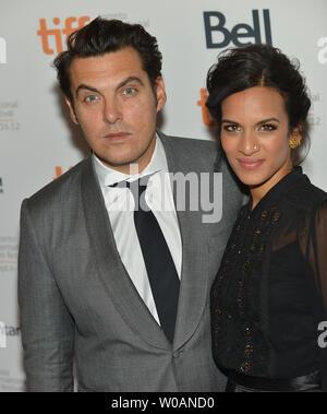 Regisseur Joe Wright und seine Frau Anoushka Shankar nehmen an der "Anna Karenina" Premiere auf der Elgin Theater während der Toronto International Film Festival in Toronto, Kanada, am 7. September 2012. UPI/Christine Kauen Stockfoto