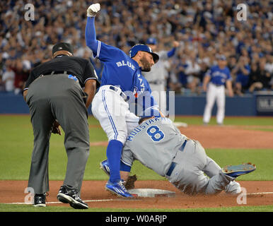 Kansas City Royals Third Baseman Mike Moustakas (8) Variablen aus Toronto Blue Jays Kevin Säule an der dritten Base während des achten Inning in der alcs Spiel 5 in der Rogers Centre in Toronto, Kanada, am 21. Oktober 2015. Säule hit zählte Teamkollege Troy Tulowitzki auf dem Spiel. Foto von Kevin Dietsch/UPI Stockfoto